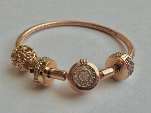 Rose Gold Pandora Moments – bransoletka + 3 charmsy pavé