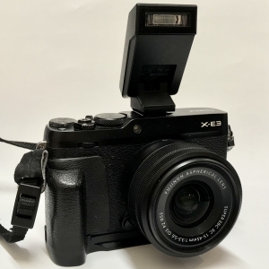 Fujifilm X-E3 czarny + XC 15-45 mm OIS PZ APS-C 4K grip Meike lampa EF-X8